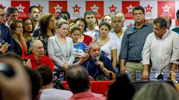 “Não devo, não temo”, diz Lula. Para ex-presidente, operação da PF foi “pirotecnia” e “show midiático”. Veja vídeo