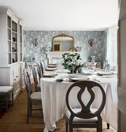 A sala de jantar, em tons de azul claro, conta com uma estante de pinho do século 19, cadeiras da Oka e toalha de mesa e cortinas da Volga Linen