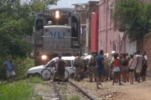 trem colide com carro no Rio de Janeiro