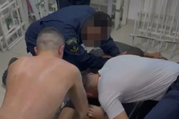 Um vídeo obtido com exclusividade pelo Metrópoles mostra um novato da Marinha do Brasil levando mordidas na bunda por colegas do quartel - Metrópoles