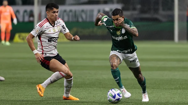 imagem colorida de jogadores de futebol disputando a bola