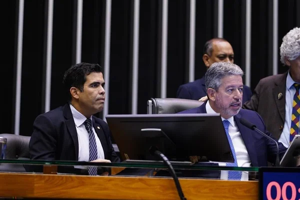 Imagem mostra o presidente da Câmara, Arthur Lira, ao lado do deputado Ricardo Ayres (Republicanos-TO)