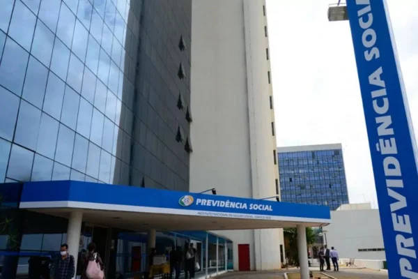 Fachada de prédio da Previdência Social com circulação de pessoas, em Brasília - Metrópoles