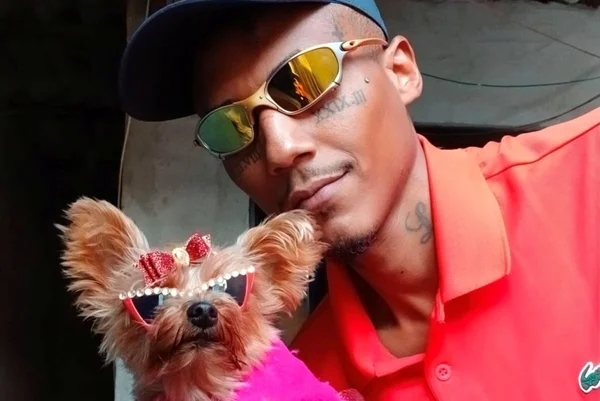 O influenciador Matheus Osminio e a cachorra Zoe