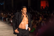 Luciano Szafir na SPFW, usando uma bolsa de estomia