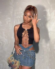 Roupas íntimas aparentes também são a cara do estilo Y2K, como mostra a cantora Normani