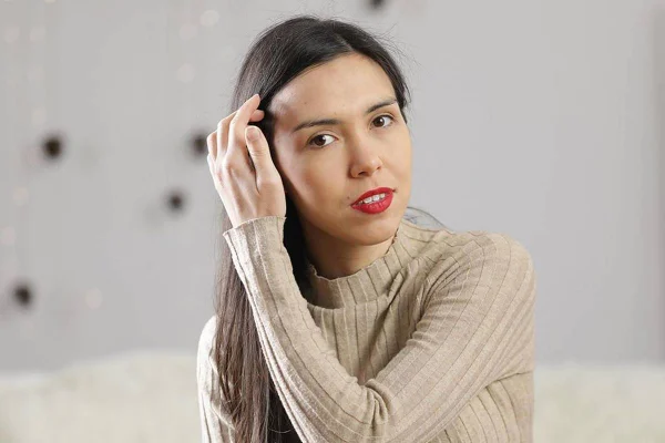 Na foto uma mulher posa séria
