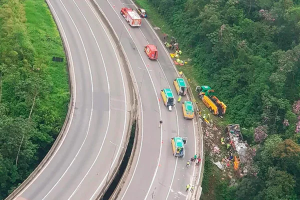 Sobrevivente de acidente com ônibus na BR-376 é preso após receber alta