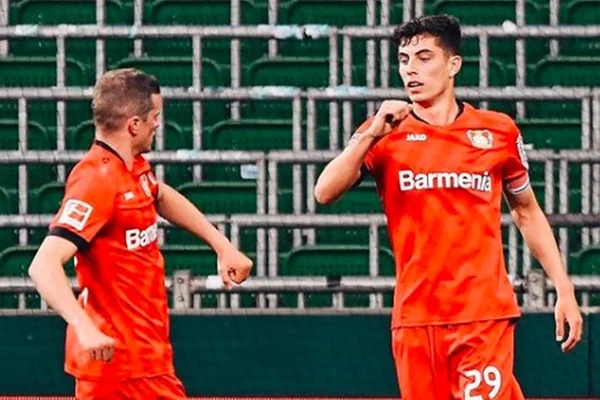 Jogadores do Bayer comemoram gol