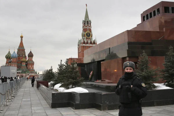 Na frente do Kremlin, sede do governo russo, soldados fazem proteção e barricada contra possíveis manifestações após invasão de tropas russas na Ucrânia - Metrópoles