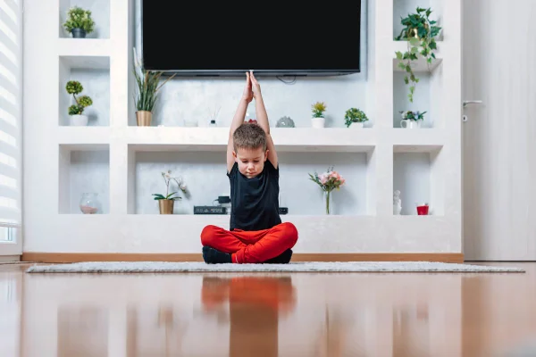 crianças fazendo yoga