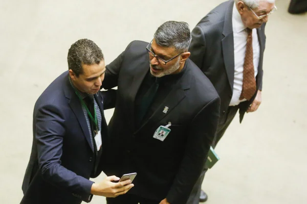 Alexandre Frota age para derrubar líder de Bolsonaro na Câmara