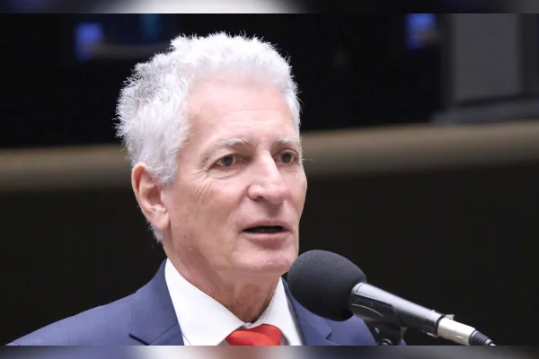 O deputado federal Rogério Correia fala ao microfone