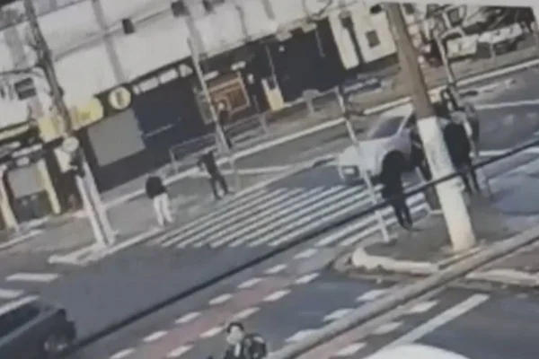 Imagem colorida mostra atropelamento na zona leste de São Paulo. Metrópoles