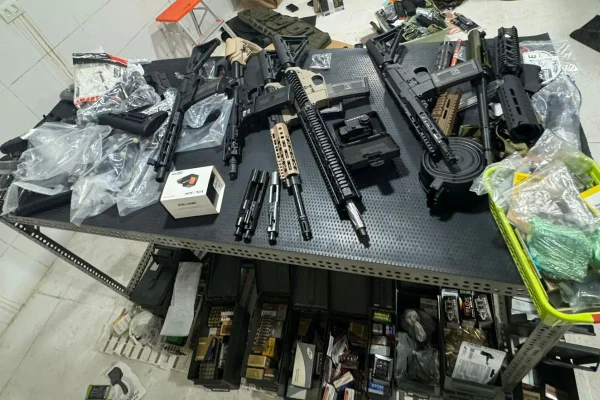 Armas estavam escondidas em bunker secreto em residência na zona sul de SP. Responsável pelo arsenal, que era CAC, foi preso em flagrante - Metrópoles