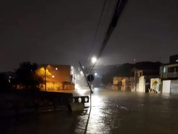 Chuvas causam desabamentos e deixam desabrigados em Curitiba