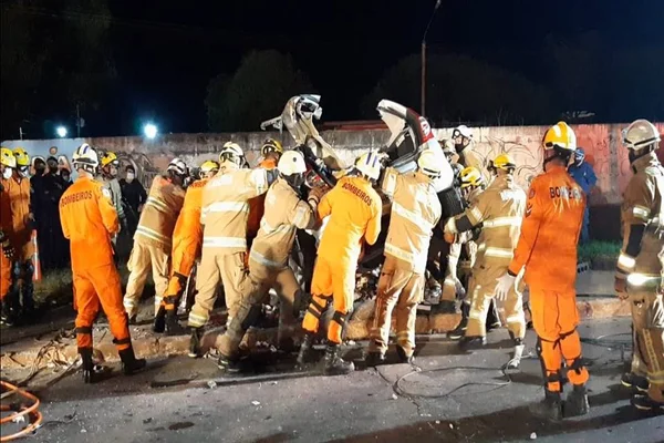 Trio suspeito de praticar assaltos colide em poste após perseguição da PMDF