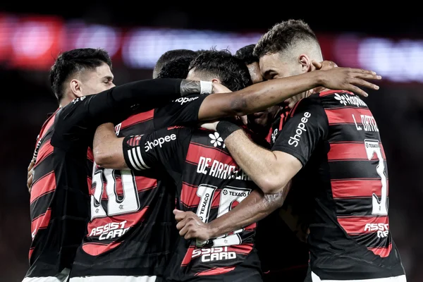 Foto colorida do elenco do Flamengo - Metrópoles
