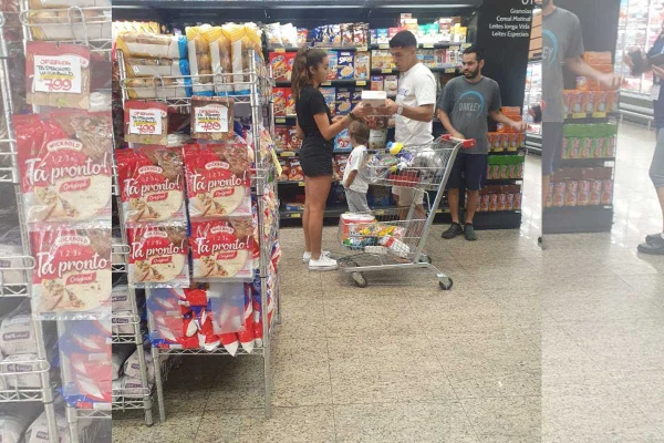 Atacante Luis Suárez é flagrado fazendo compras em mercado - Metrópoles