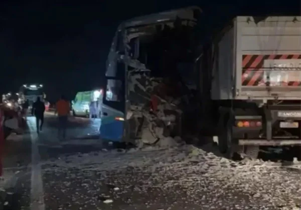 Imagem colorida de destroços de colisão entre carreta e ônibus - Metrópoles