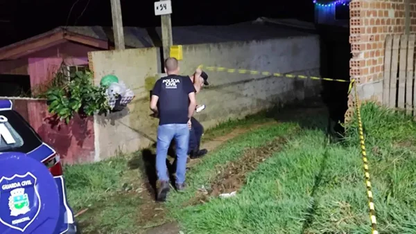 Imagem colorida da cena do crime onde uma mulher foi executada a tiros, em Curitiba - Metrópoles