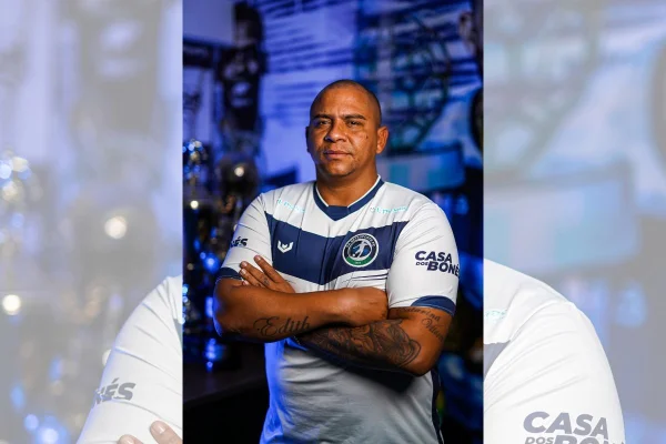 Walter troca os gramados: sai grama de verdade e entra o sintético