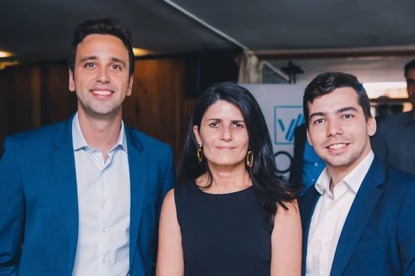 Zeina Latif dá rasante na capital para debate em almoço de negócios
