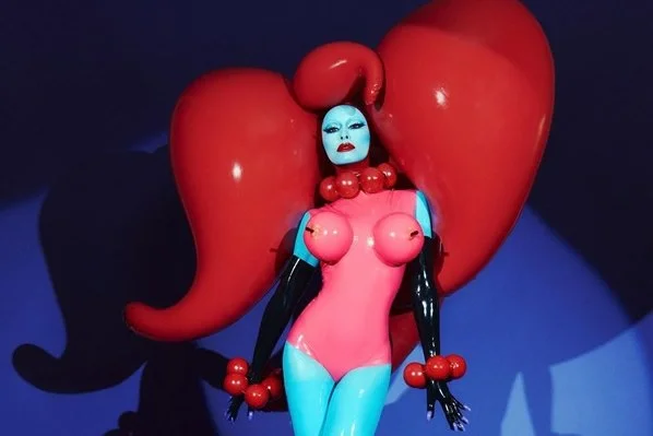 sabrina sato fantasia de halloween