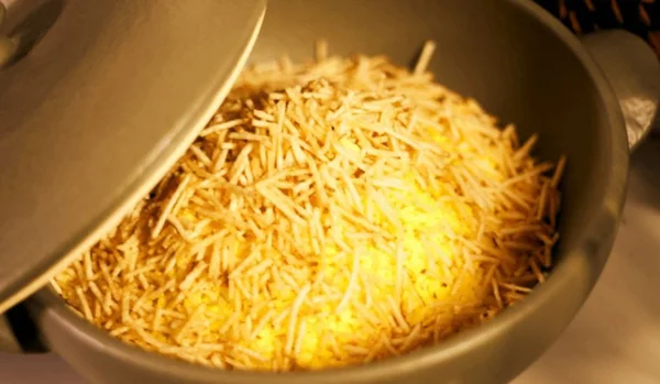 Sem mistério: faça a receita do arroz de coco cremoso com batata palha