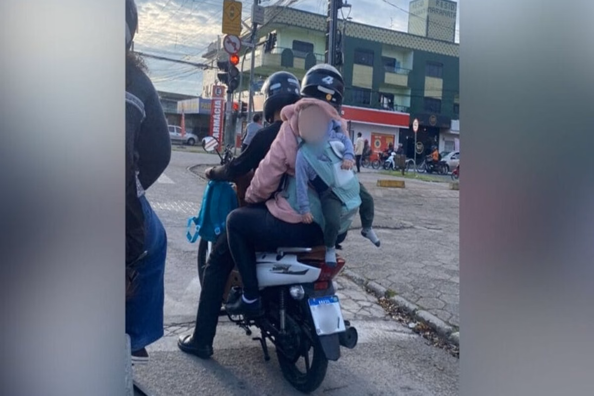 Imagem colorida, bebê na garupa de moto - Metrópoles