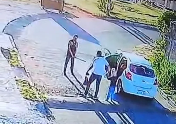 Motorista de aplicativo ameaça pai e criança autista com taco de beisebol