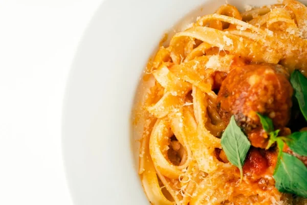 Fettuccine com almôndegas