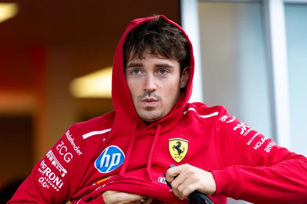 Fórmula 1: Charles Leclerc “joga” Mario Kart em carro da Ferrari