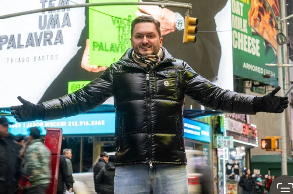 Sucesso nas redes, Thiago Bartos lança livro na Times Square