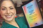 Após treta ao vivo, Daniela Lima exibe prêmio de melhor âncora