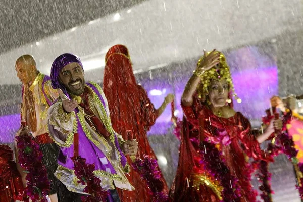 Rio: sob forte chuva, escolas de samba fazem desfile das campeãs