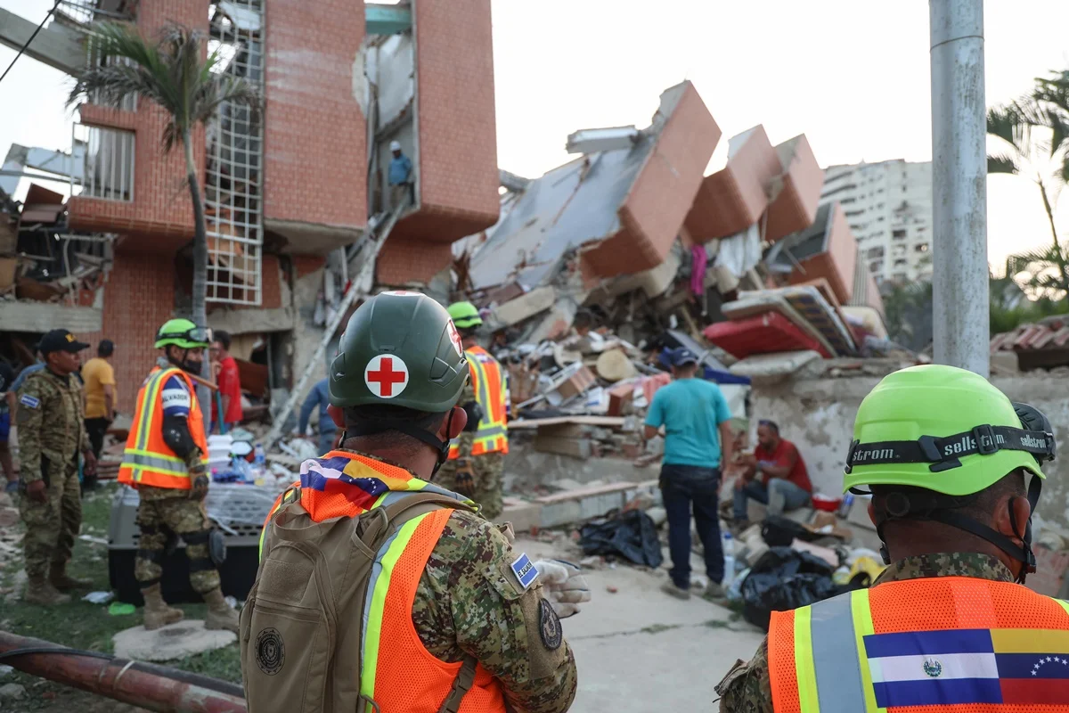 Equipes de resgate de El Salvador buscam vítimas entre os escombros de um prédio demolido em Catia La Mar, após um terremoto de magnitude 7,2 atingir a Venezuela 
