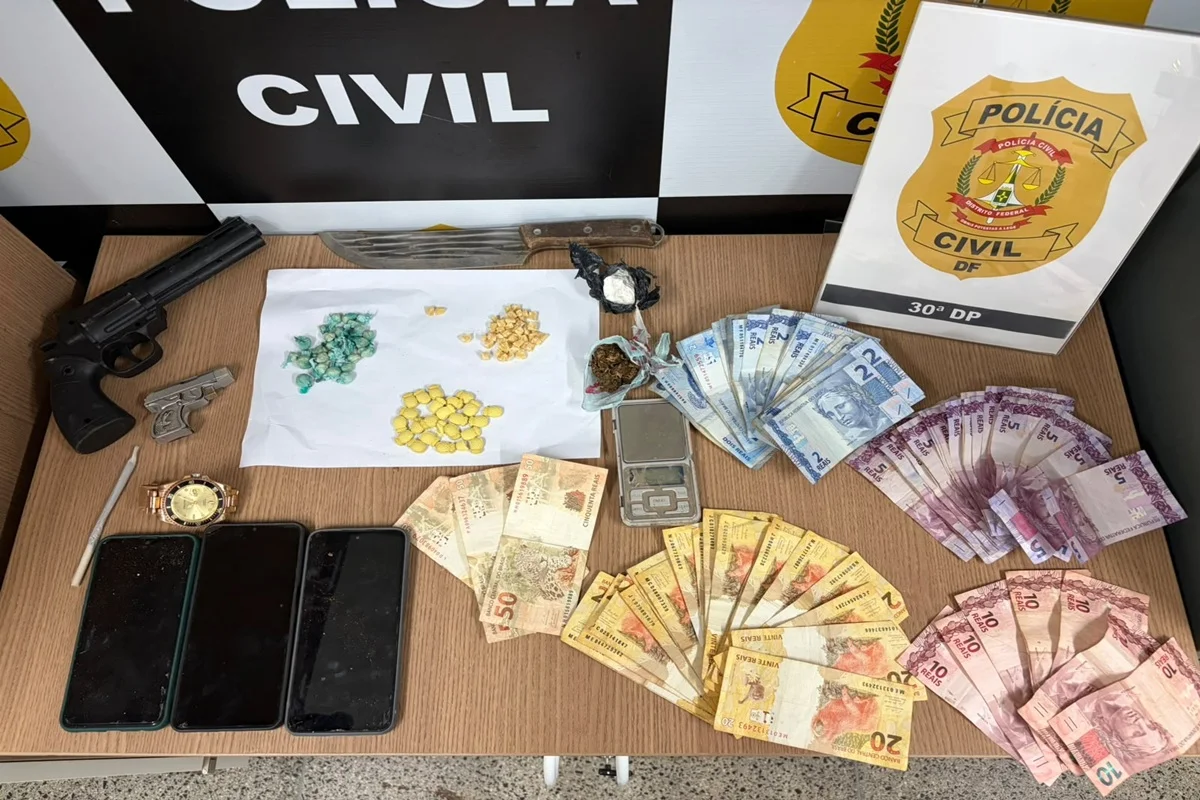 Dinheiro, celulares e armas apreendidas Dinheiro, celulares e armas apreendidas