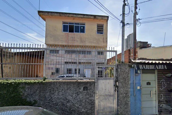 Fachada de sobrado em dia ensolarado - Metrópoles