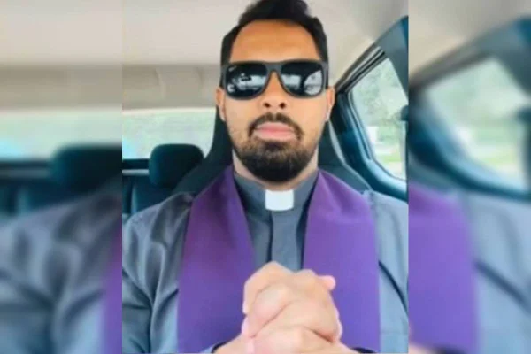 Saiba quem é o padre flagrado com noiva de fiel só de baby-doll