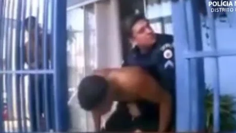 Vídeo. Policial aplica manobra e salva homem engasgado com carne no DF