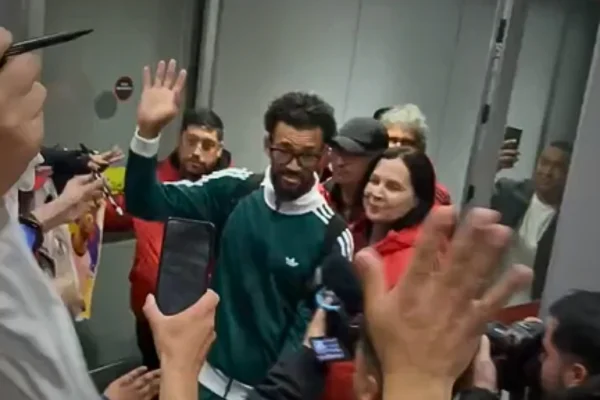 Vozinha é recebido com festa dos torcedores do Colo-Colo, no Chile