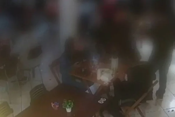 Tiroteio deixa pessoas mortas em restaurante