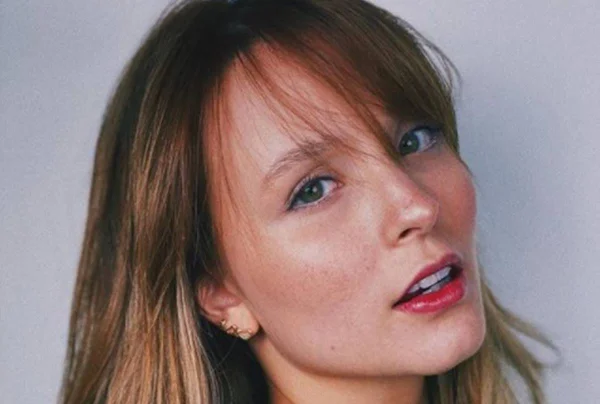 Larissa Manoela aparece com rosto colorido e brinca: “Eu e minhas artes”