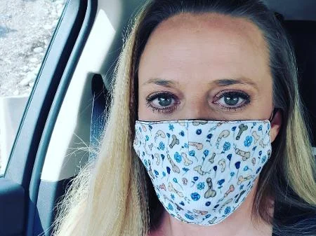 Mulher loira com máscara estampada de pênis