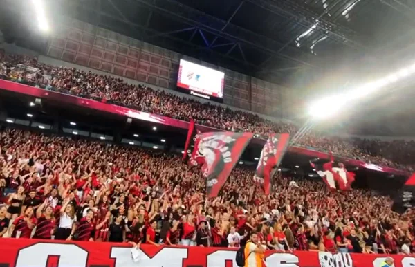 Torcedoras do Athletico-PR lotam Arena em partida do Paranaense