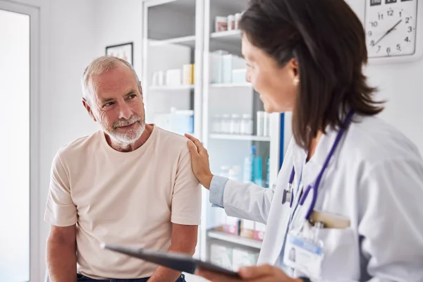 Foto colorida de homem idoso se consultando - Médicos explicam quais exames fazer para o check-up anual de saúde - Metrópoles