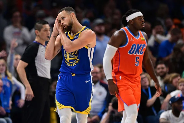 Stephen Curry #30 do Golden State Warriors gesticula após marcar contra o Oklahoma City Thunder no Paycom Center | Metrópoles