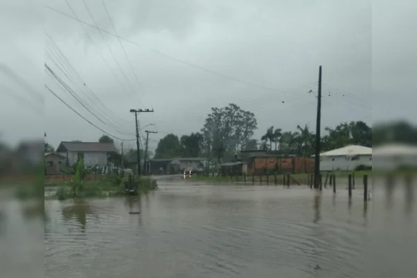 Chuva deixa moradores isolados e aulas são suspensas em Santo Amaro da Imperatriz