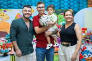 Murilo Huff, Leo e dona Ruth no aniversário de 2 anos da criança, que é fruto do relacionamento do cantor com Marília Mendonça Murilo Huff, Leo e dona Ruth no aniversário de 2 anos da criança, que é fruto do relacionamento do cantor com Marília Mendonça